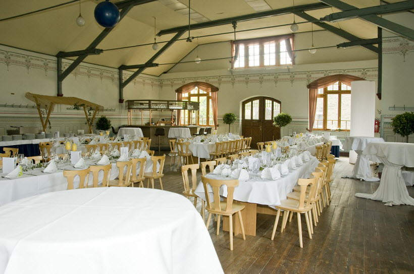 eingedeckter Saal
